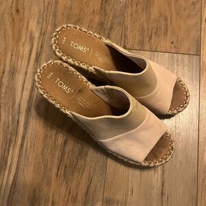 TOMS Women's Cream Slip-On wedges size 8.5
